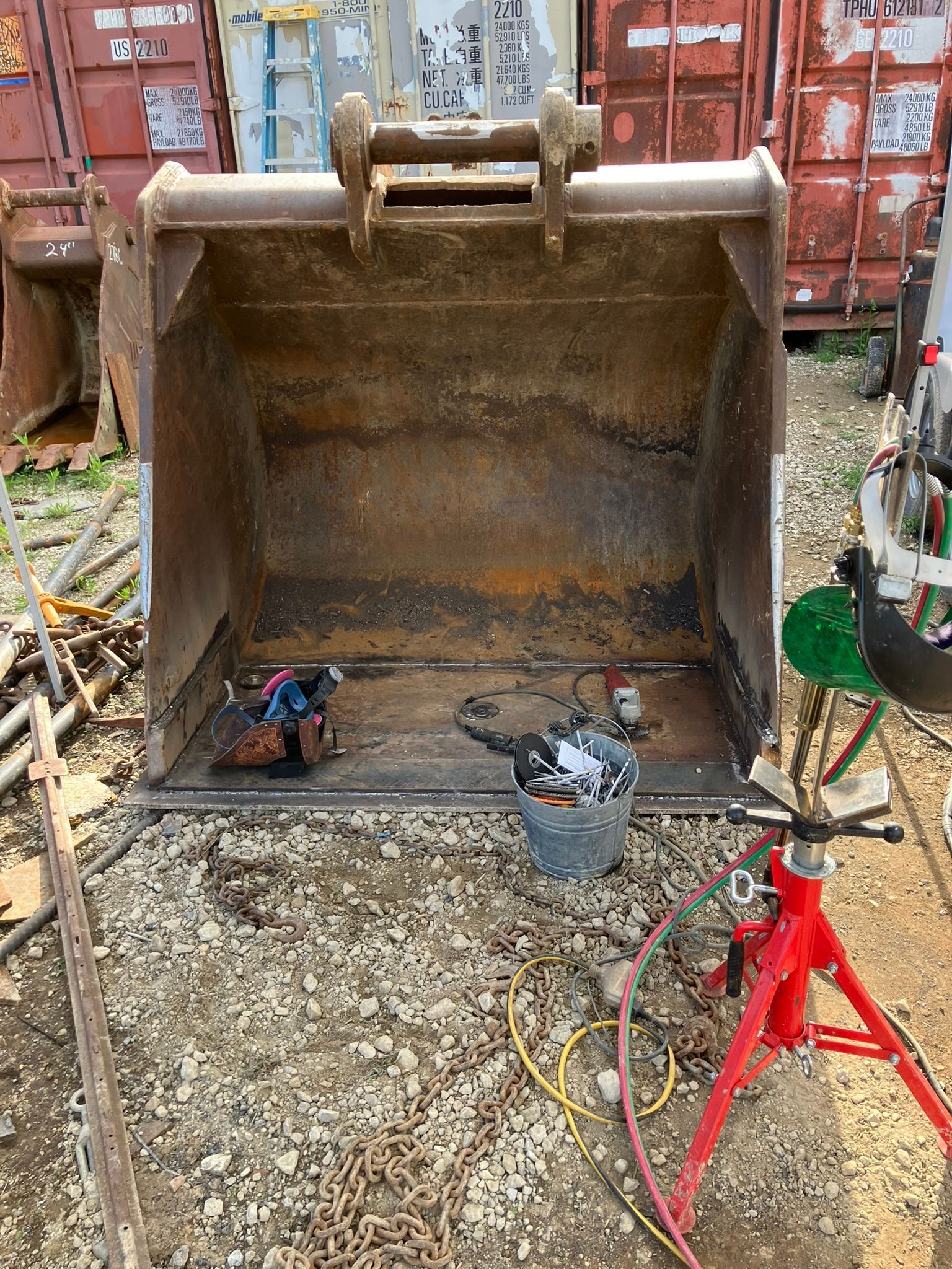 Bucket repair before work