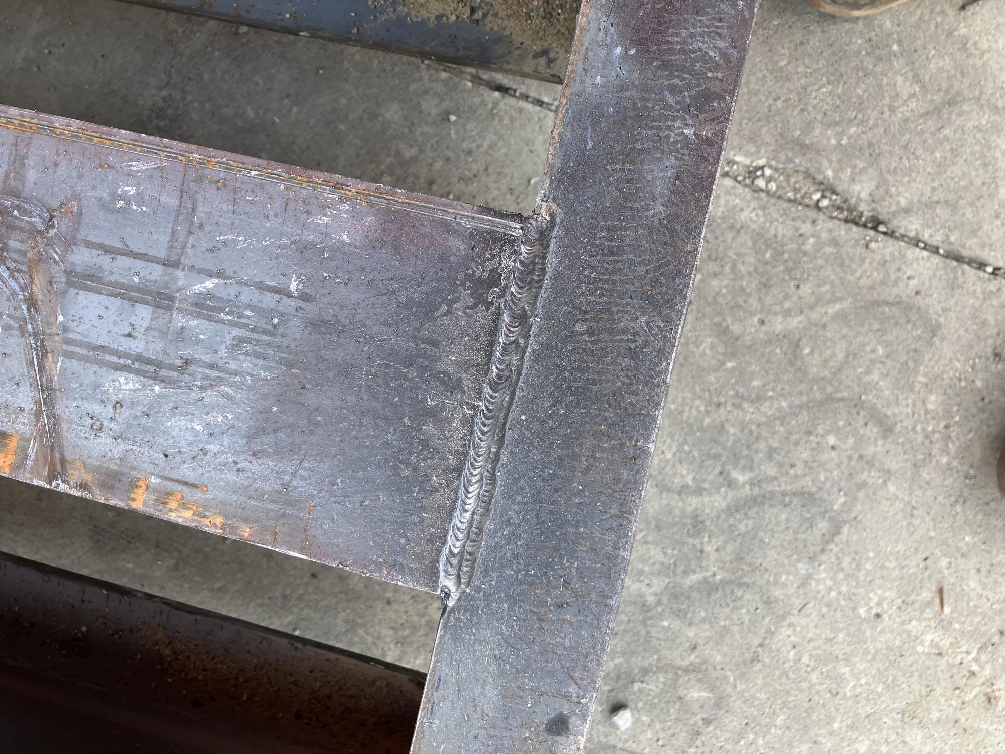 Welded corner joint on steel slat gate